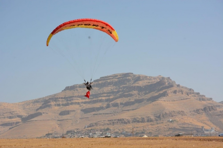 Mardin’in Derik İlçesinde Paraşütçüler, Şehit Kaymakam İçin Havalandı