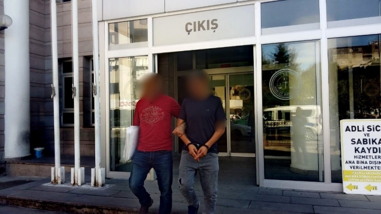 Kuşadası’nda Aranan Zanlının Evi Uyuşturucu Ve Cephanelik Deposu Çıktı