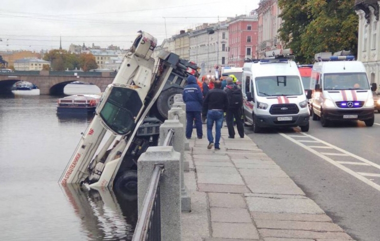 Rusya’da Vinç Nehre Uçtu