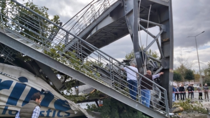 Tır Yolcu Durağını Altına Aldı: 1’i Çocuk 2 Ölü, 3 Yaralı