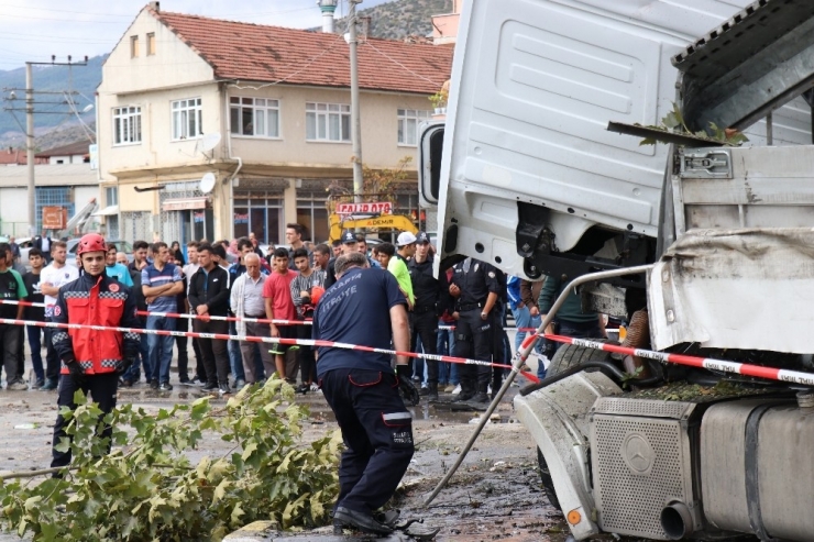 Tırın Yolcu Durağını Biçtiği Kaza: 2 Ölü, 3 Yaralı