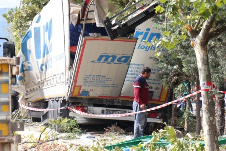 Tırın Yolcu Durağını Biçtiği Kaza: 2 Ölü, 3 Yaralı