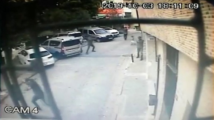 Şişli’de Sokak Ortasında Silahlı Çatışma Kamerada