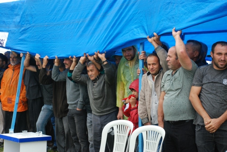 Güreş Tutkusuna Yağmur Engel Olmadı