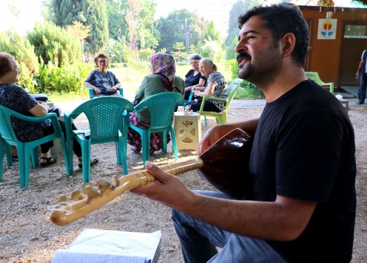 Bağlama Çalıp Türkü Söyleyerek Çocuklarını Okutuyor