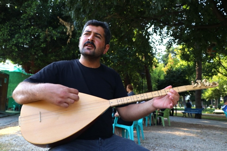 Bağlama Çalıp Türkü Söyleyerek Çocuklarını Okutuyor