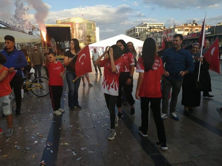 Şampiyonadan Dünya İkinciliği İle Dönen Sporculara Coşkulu Karşılama