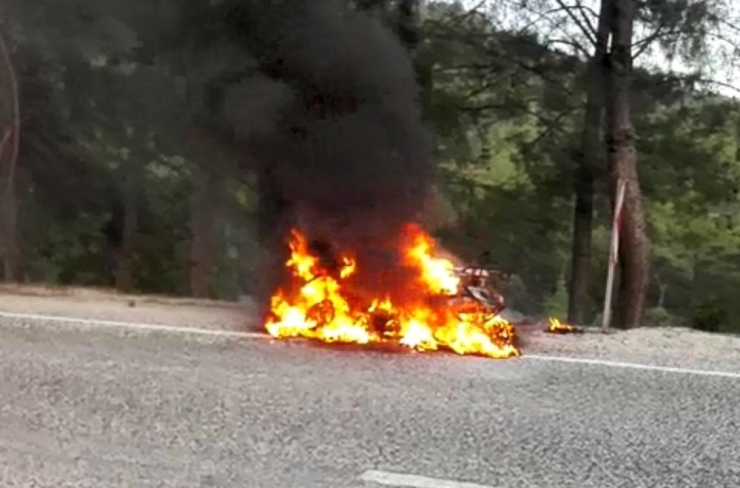 Seyir Halindeki Atv Cayır Cayır Yandı