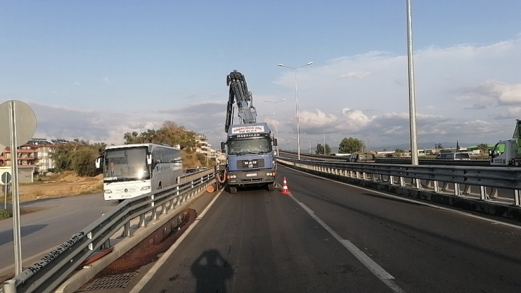 Yola Dökülen Tomruklar Kazaya Neden Oldu