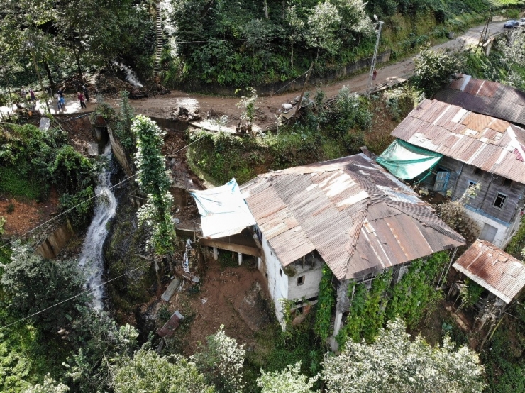 Rize’de Dün Yaşanan Şiddetli Yağışın Ardından Tunca Beldesi’nin Tüm Yolları Kapandı