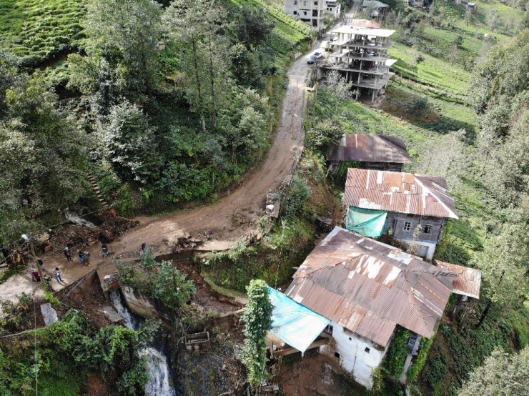 Rize’de Dün Yaşanan Şiddetli Yağışın Ardından Tunca Beldesi’nin Tüm Yolları Kapandı