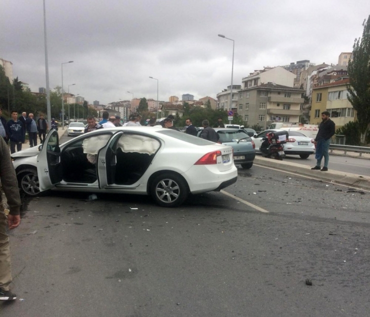 Ataşehir’de İki Araç Birbirine Girdi: 2 Yaralı