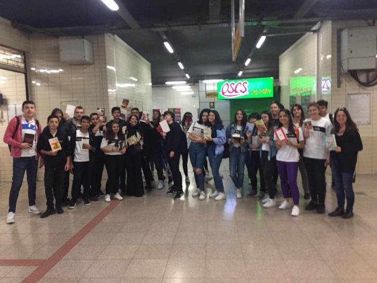Öğrenciler Metroda Kitap Okuyarak ‘Kitap Her Yerde’ Mesajı Verdi