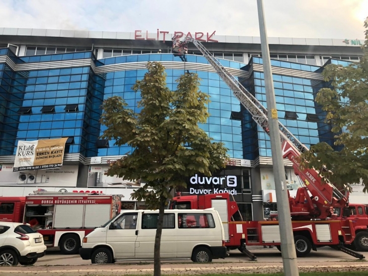 Bursa’da Avm’de Çıkan Yangın Korkuttu