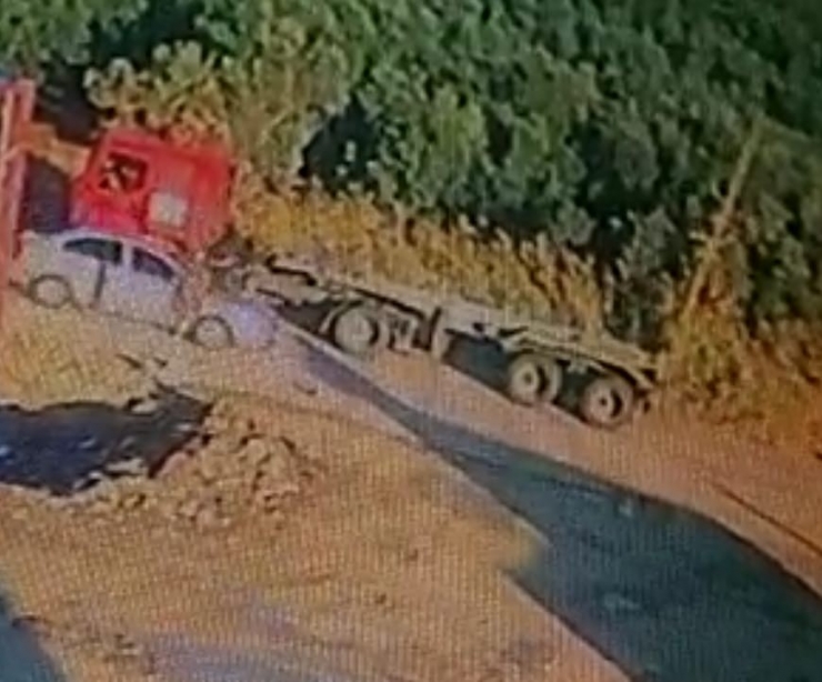 Tır Şoförü Otomobilin Altında Böyle Kaldı