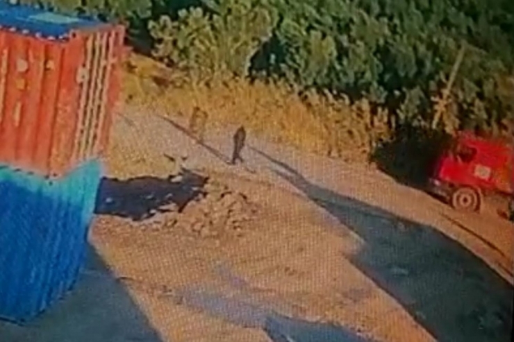 Tır Şoförü Otomobilin Altında Böyle Kaldı