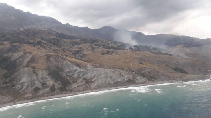 Gökçeada’da Korkutan Yangın Söndürüldü
