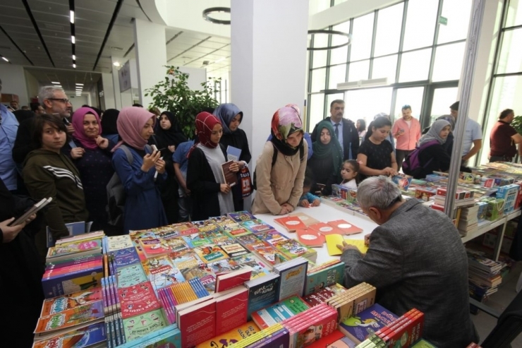 Çayırova Kitap Fuarına Büyük İlgi