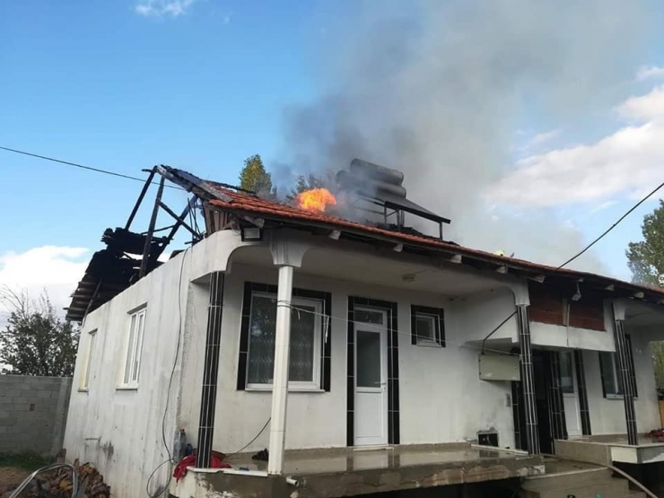 Çatıda Çıkan Yangın Kısa Sürede Söndürüldü