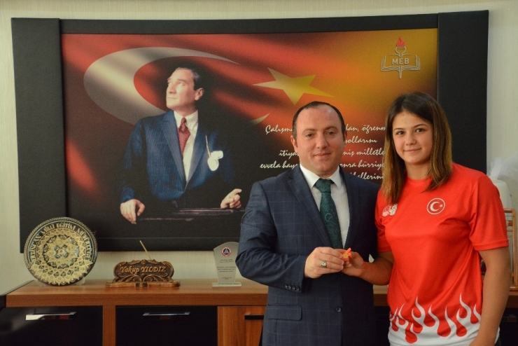 Dünya Şampiyonu Habibe’den Milli Eğitim Müdürü Yıldız’a Ziyaret