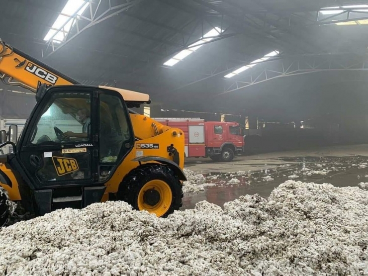 Foça’da Pamuk Deposu Yandı, Hasar Büyük