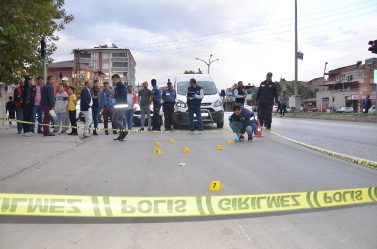 Durakta Otobüs Beklerken Uğradığı Silahlı Saldırıda Öldü