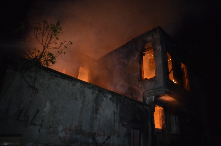 Fatih’te İki Katlı Metruk Bina Alev Alev Yandı