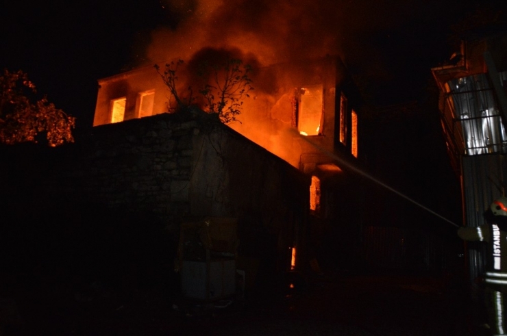 Fatih’te İki Katlı Metruk Bina Alev Alev Yandı