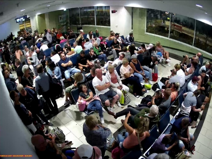 Antalya Valiliği Açıkladı: "13 Bin 879 Thomas Cook Müşterisi Ülkelerine Gönderildi"