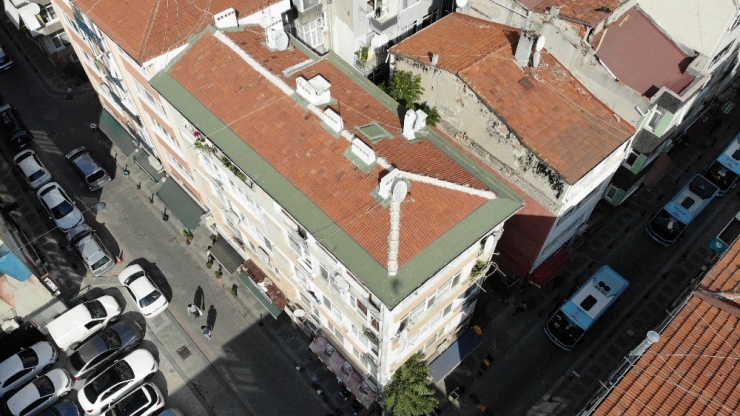 Kadıköy’de Riskli Olduğu Gerekçesiyle Boşaltılan 5 Katlı Bina Havadan Görüntülendi