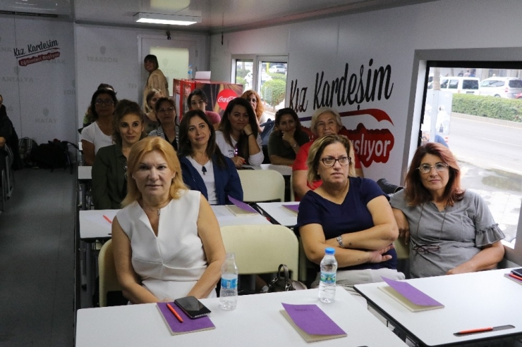 "Kız Kardeşim Eğitim Tırı" Adana’da