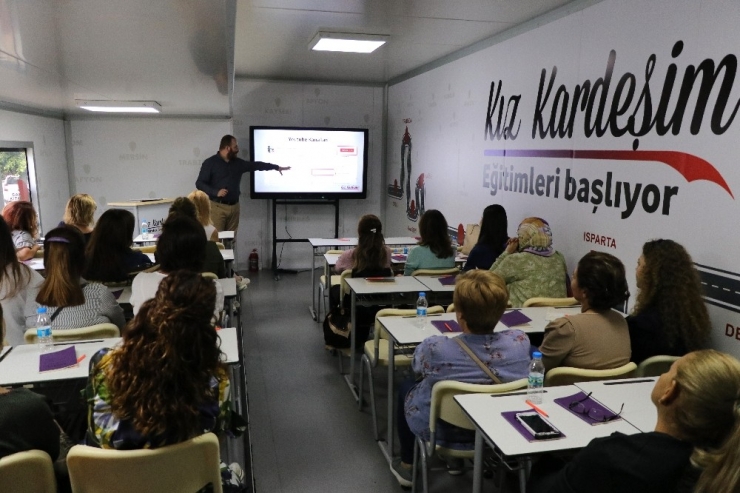 "Kız Kardeşim Eğitim Tırı" Adana’da