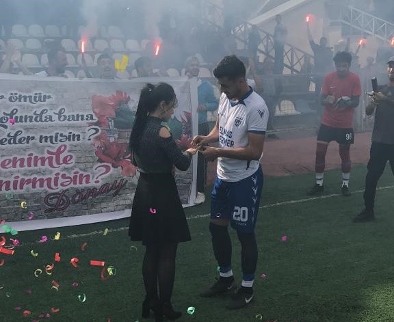 Amatör Futbolcudan Yeşil Sahada Evlenme Teklifi