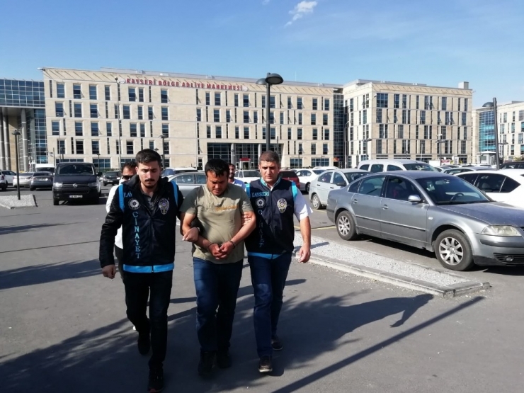 Karısını Defalarca Bıçaklayarak Öldüren Şahıs Adliyeye Sevk Edildi