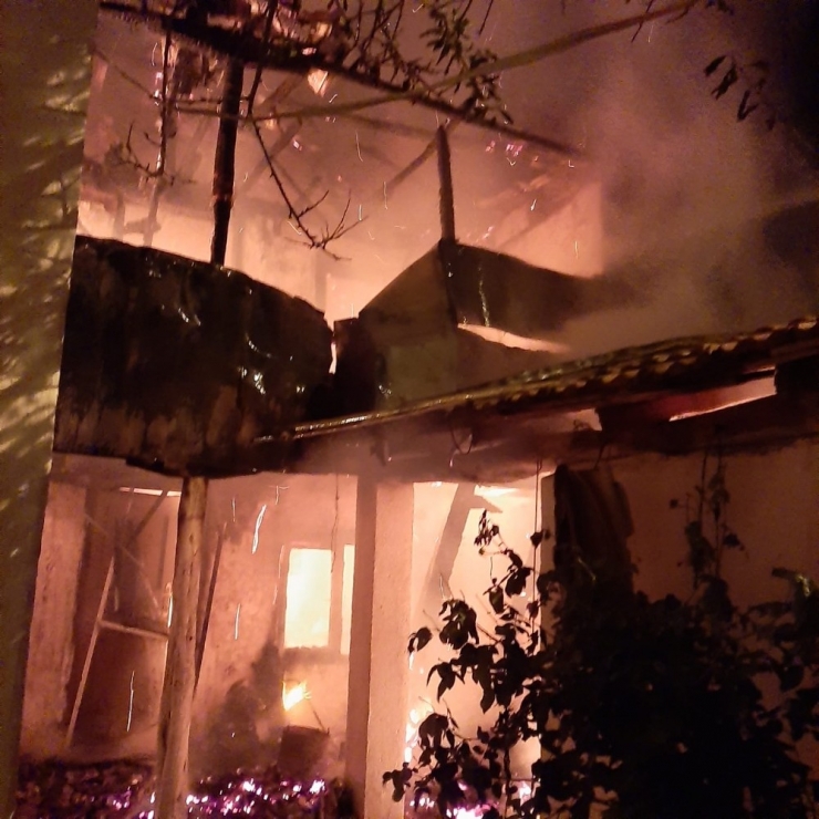 Kepsut’ta Sobadan Çıkan Yangın Evi Kül Etti