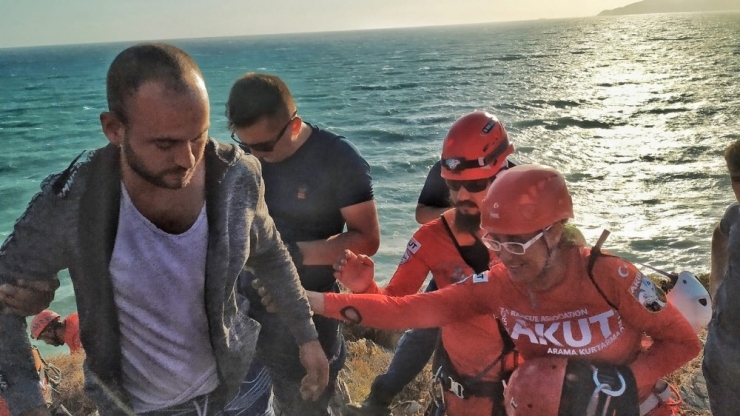 Deniz Seviyesi Yükselince Mağarada Mahsur Kalan 2 Kişi Ortak Operasyonla Kurtarıldı