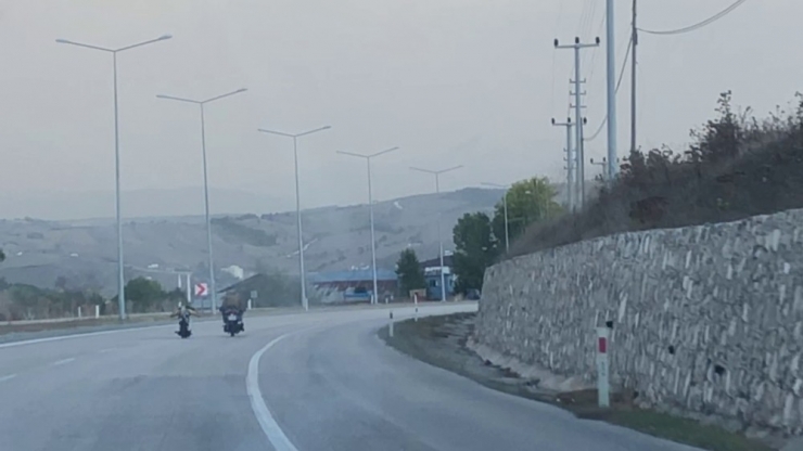 Motosiklet Üstünde Yatarak Giden Sürücü Tehlike Saçtı