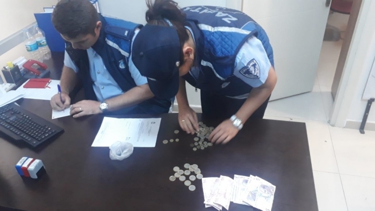 Dilencilerin Üzerinden 2 Bin 842 Tl Çıktı
