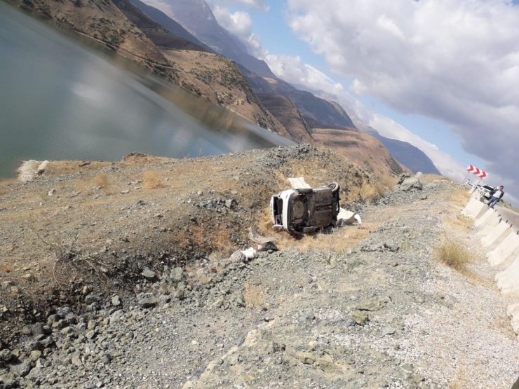 Otomobil Baraj Gölüne Düşmekten Son Anda Kurtuldu