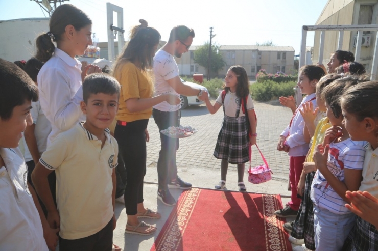 Öğrencileri ’Kırmızı Halı’ Sererek Karşıladı