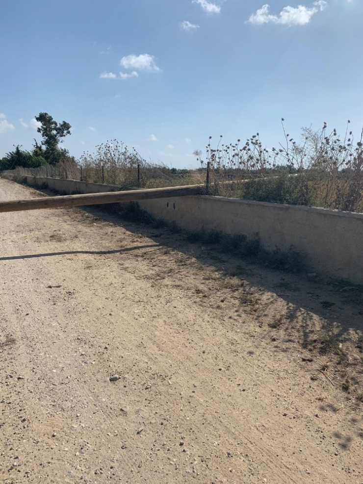 Fırtına Elektrik Direğini Devirdi