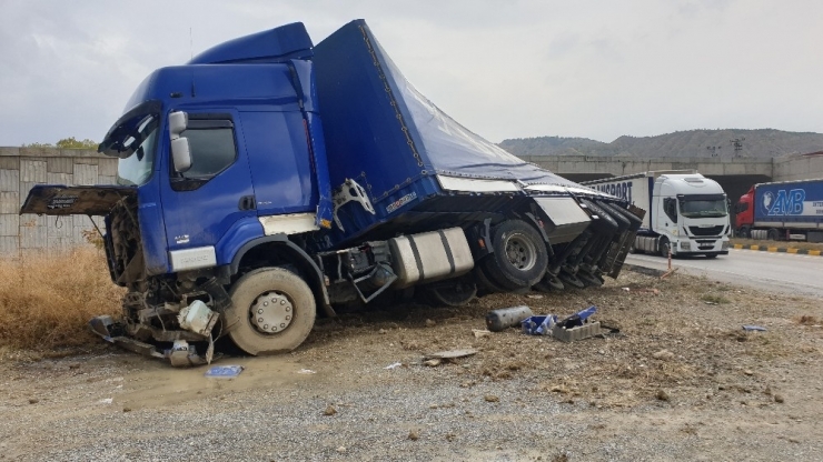 Tosya’da Kontrolden Çıkan Tır Devrildi: 1 Yaralı