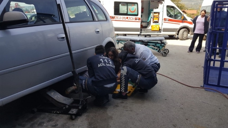 Otomobil Altından Çıkartıp Müdahale Ettiler