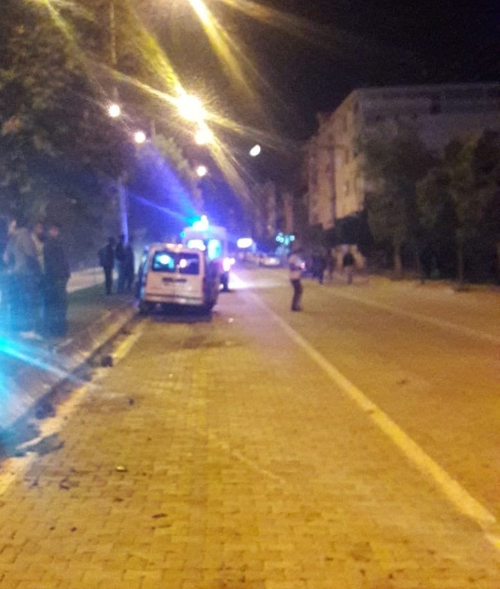 16 Yaşındaki Ehliyetsiz Sürücü Önce Tıra Sonra Refüje Çarptı