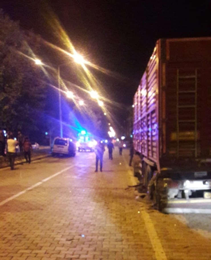 16 Yaşındaki Ehliyetsiz Sürücü Önce Tıra Sonra Refüje Çarptı