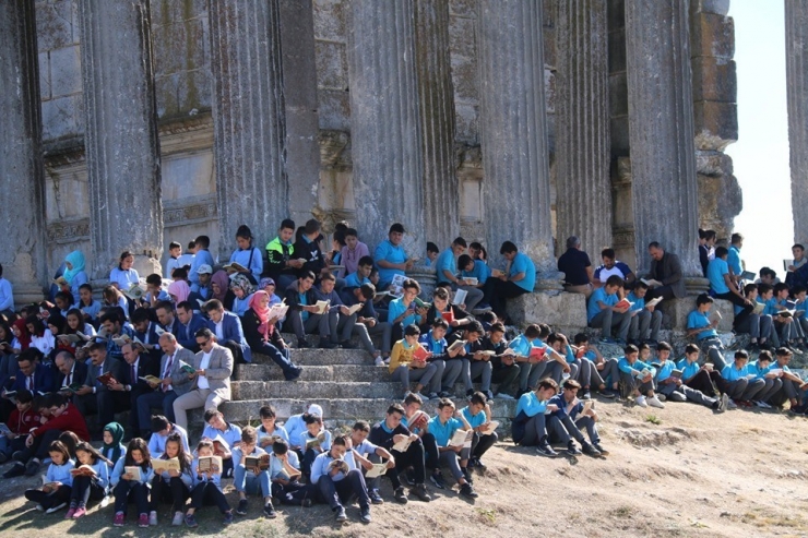 Aizanoi Antik Kenti Öğrenci Ve Öğretmenlerle Doldu Taştı