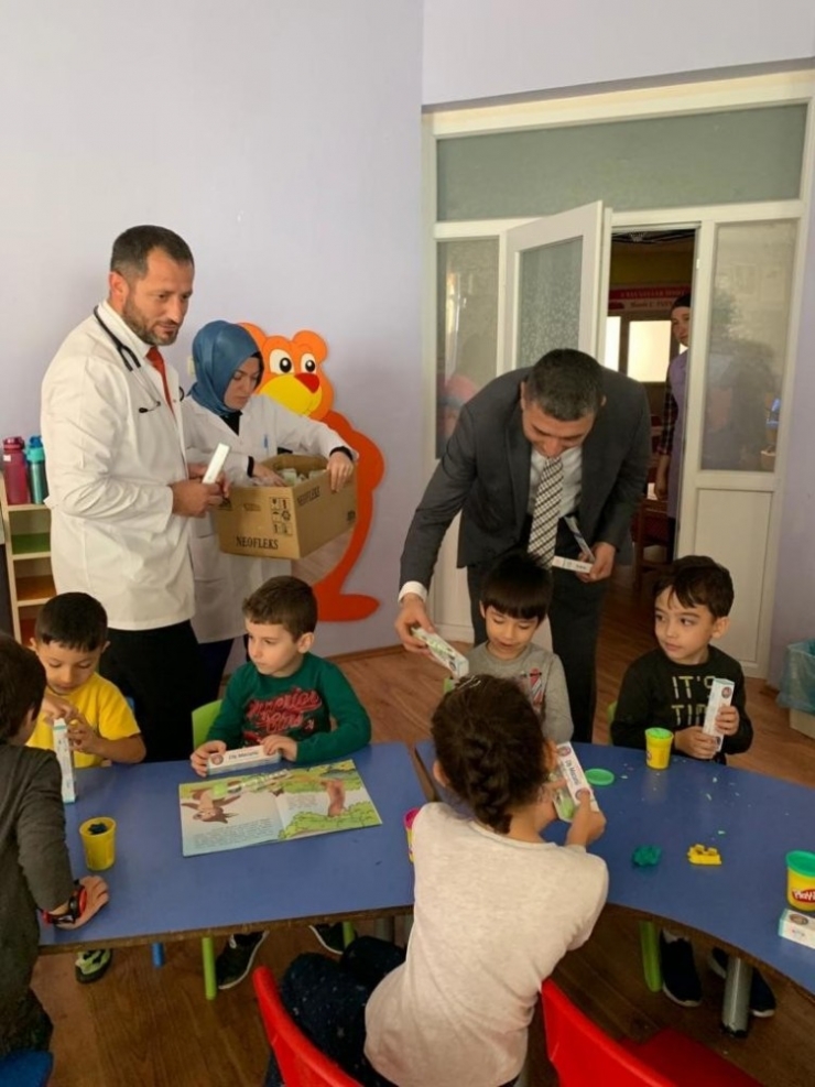 Kaymakam Öztürk, Öğrencilere Diş Fırçası Ve Macunu Dağıttı