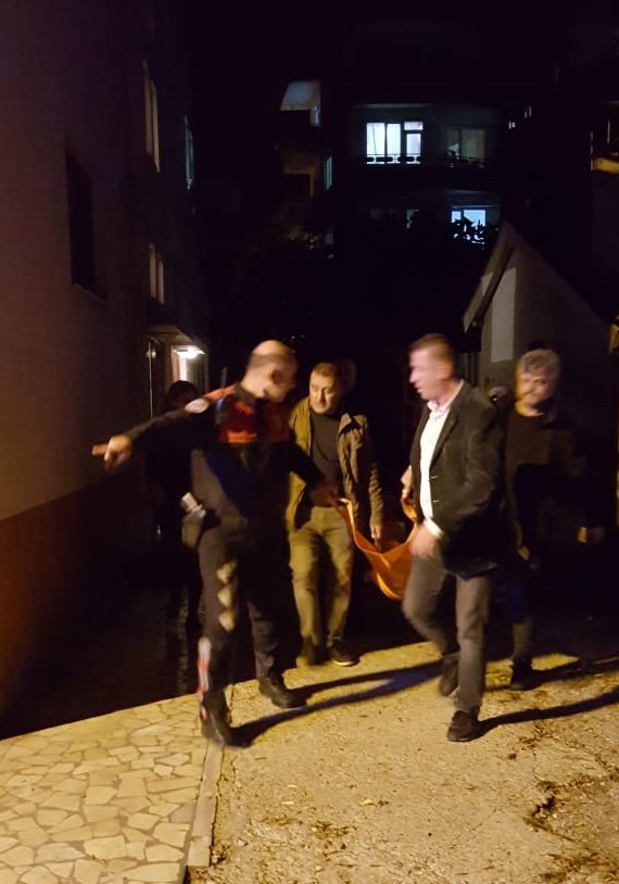 Çatıdan Atlamak İsteyen Kadını Polis Son Anda Kurtardı