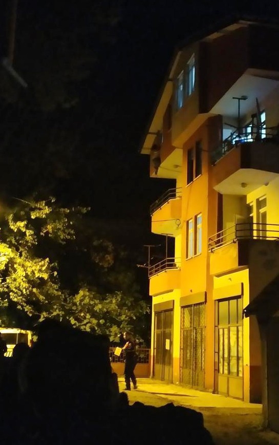 Çatıdan Atlamak İsteyen Kadını Polis Son Anda Kurtardı