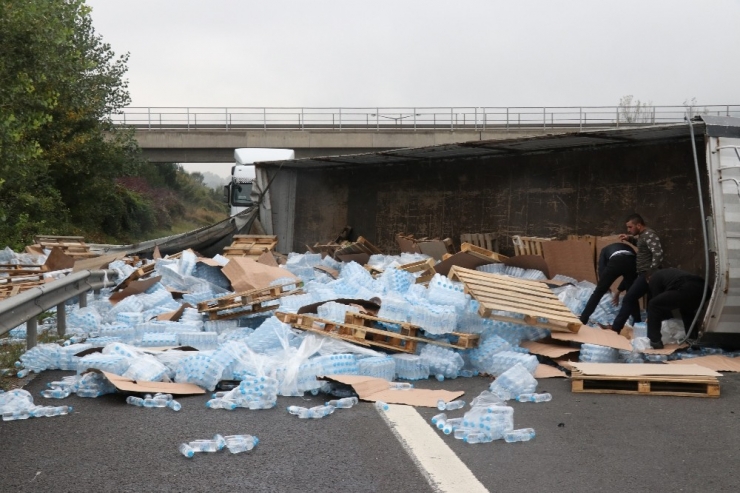 Tem’de, Kontrolden Çıkan Su Yüklü Tır Devrildi